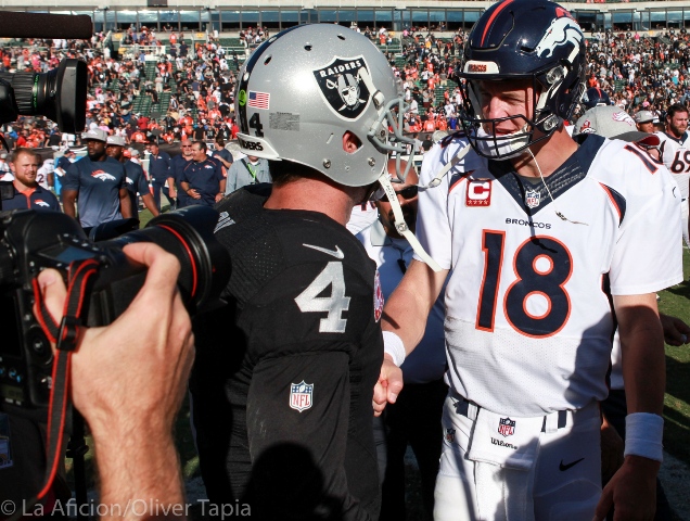 Derek Carr y Peyton Manning se saludan tras la victoria de Broncos