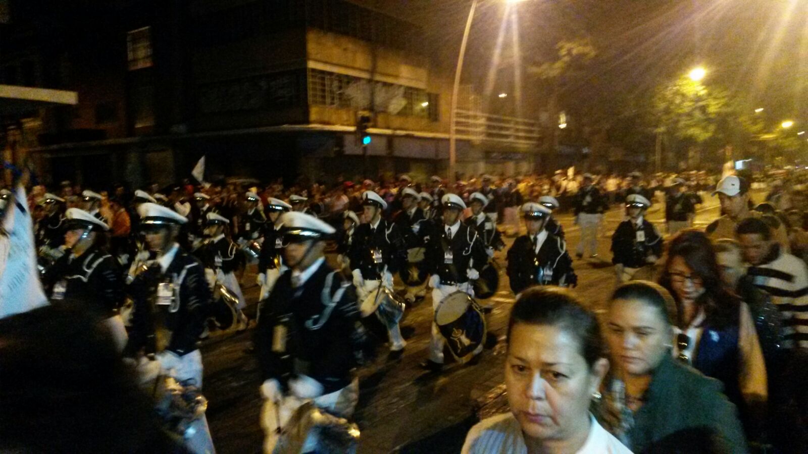 El recorrido de la virgen es custodiado por cientos de fieles