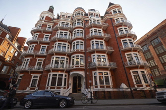 La fachada de la embajada de Ecuador en el Reino Unido se encuentra en una lujosa zona de Londres