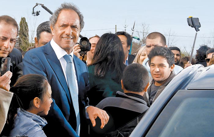 El gobernador de la provincia de Buenos Aires, Daniel Scioli, se mantiene primero en las preferencias. 