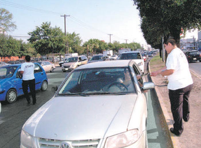 No habría entrega de folletos en calles, pero sí afuera de los negocios. 