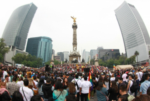 Integrantes de la CNTE y de organizaciones sindicales y estudiantiles, entre otras, se preparan para movilizarse por Paseo de la Reforma hacia la SEP,