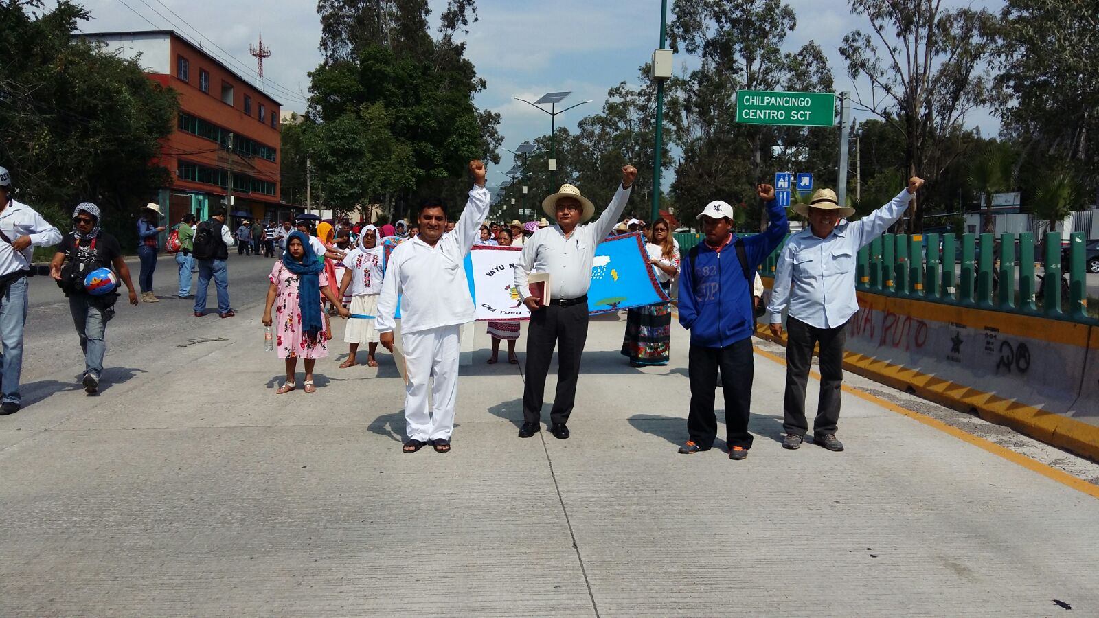 Maestros y padres de familia tomaron la Autopista del Sol. 