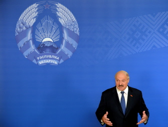 El presidente bielorruso, Alexander Lukashenko, habla con la prensa en un centro electoral, hoy en Minsk