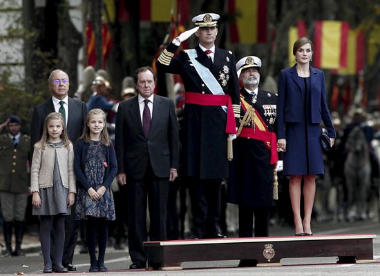 El rey Felipe VI, en uniforme de gala de la Armada y acompañado por la reina Letizia y sus dos hijas, presidió en Madrid el desfile militar.