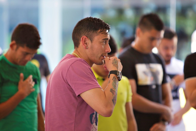 Sambueza encabezó a los jugadores que asistieron a la misa del club