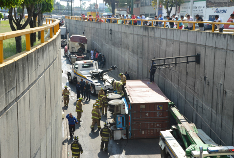 Un tráiler volcó esta mañana en el bajo puente de Tlacos, a su incorporación de Circuito Interior, en la colonia Aquiles Serdán, delegación Venustiano