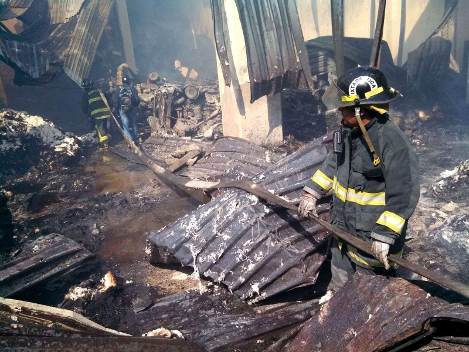 Por más de 12 horas los bomberos sofocaron las llamas para evitar se propagara el fuego.