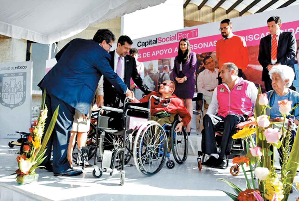 Discapacitados recibieron equipos de apoyo móvil.