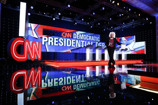 Especialistas dan los últimos preparativos para el escenario del debate presidencial demócrata de la CNN, esta noche en Las Vegas