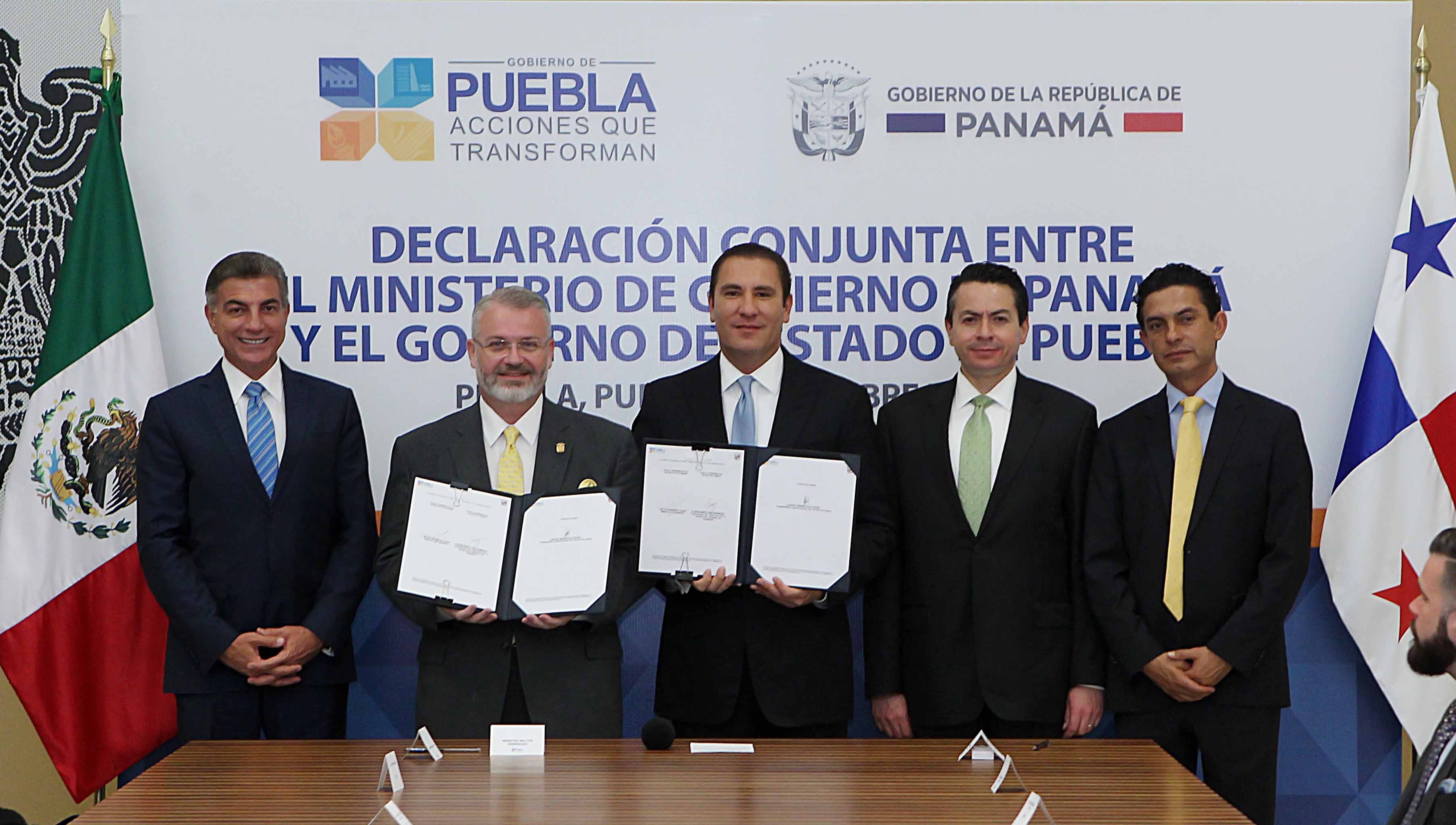 El gobernador, Rafael Moreno Valle, con el Ministro de gobierno de Panamá, Milton Henríquez. 