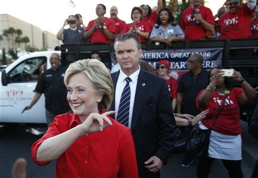 Hillary Clinton, a su llegada al mitin del sindicato de trabajadores culinarios ante el Hotel Trump, en Las Vegas