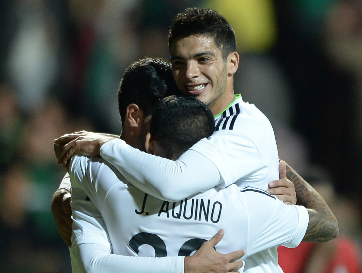 Jiménez, Aquino y Vela celebran la anotación 