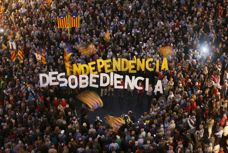 Miles de personas protestan en la plaza Sant Jaume de Barcelona contra la decisión de la Corte Suprema de Cataluña sobre la consulta 9N.