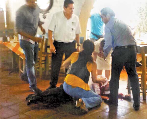 Personas que desayunaban con el ex mandatario le prestaron los primeros auxilios.