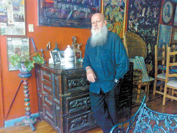 Desde que regresó a vivir a México ha expuesto en distintos foros, además es profesor de artes plásticas.