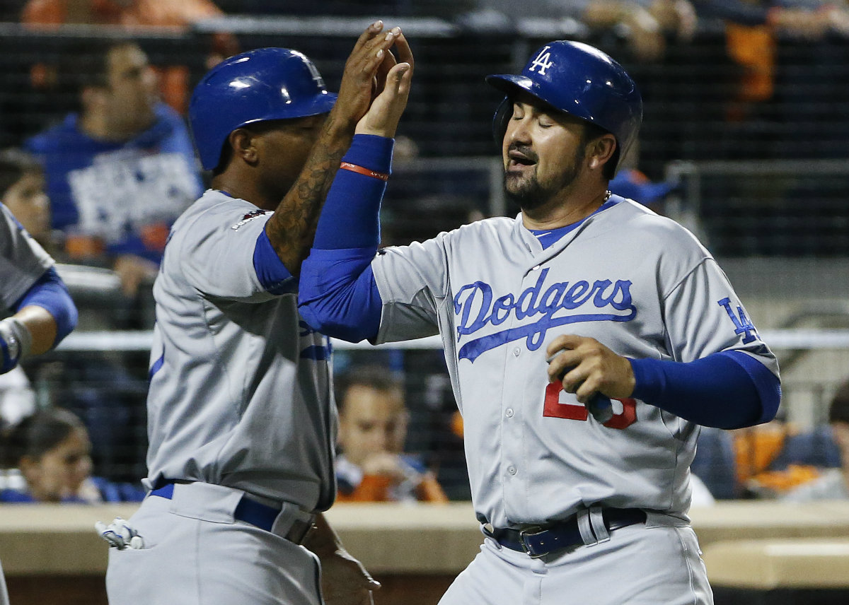 Adrián González mantiene con vida a los Dodgers
