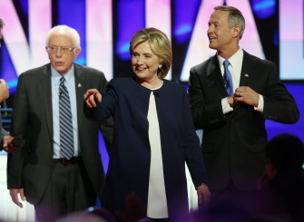 Los candidatos demócratas Bernie Sanders (i), Hillary Clinton y Martin O'Malley, en el escenario poco después de finalizar el debate en Las Vegas