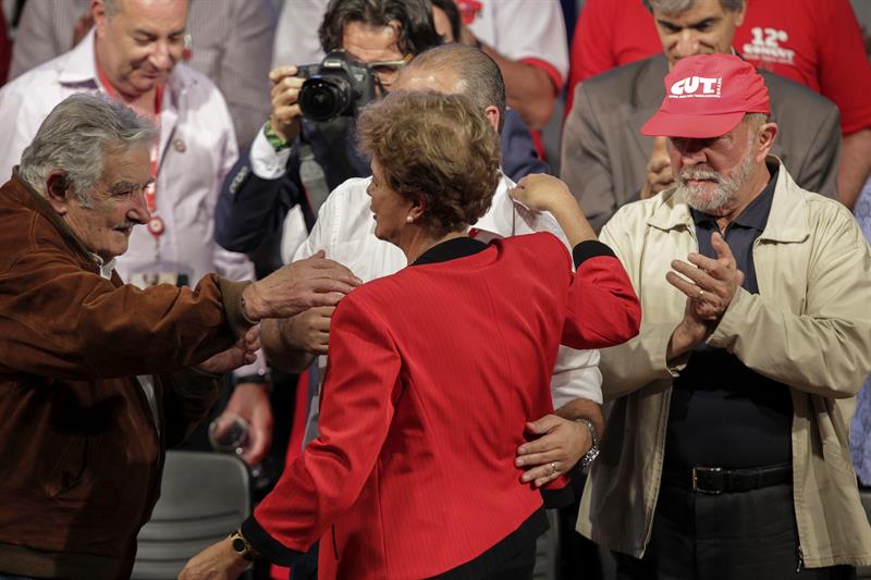 Dilma Rousseff (d), saluda a José Mujica (i) ante Lula da Silva (d), con gorra, durante el Congreso Nacional de la CUT, hoy en Sao Paulo 