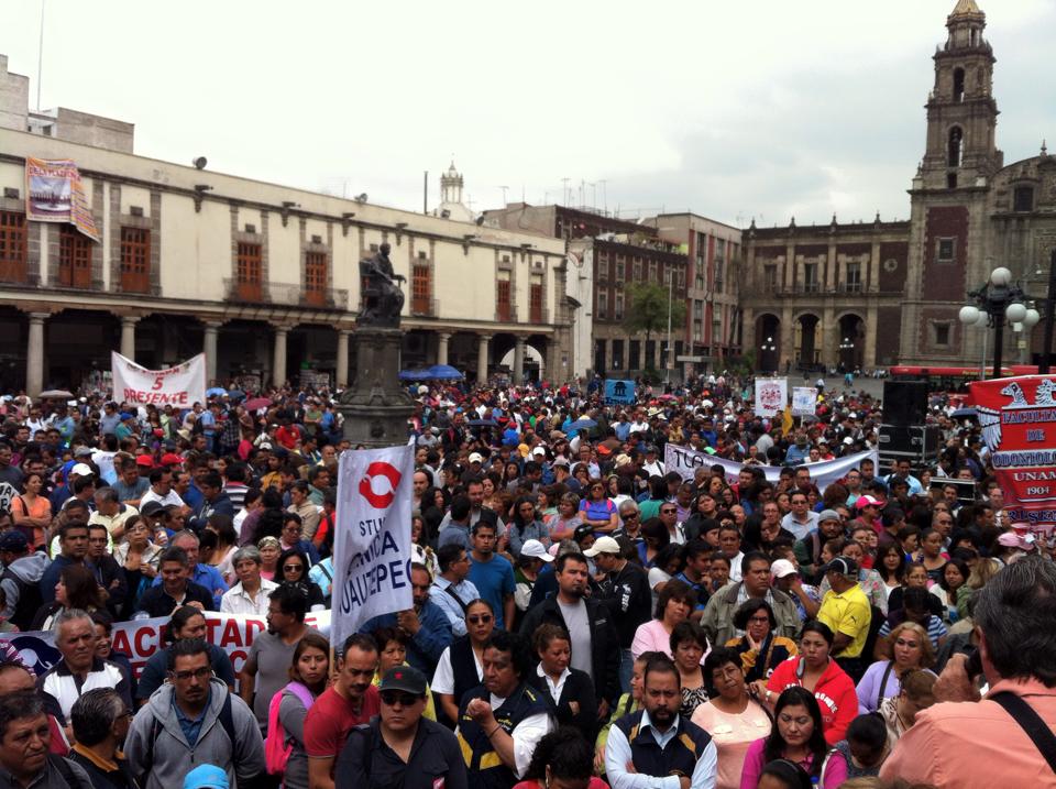 Integrantes del Stunam realizaron un mitin frente a la SEP, en la Plaza de Santo Domingo, en el Centro Histórico.