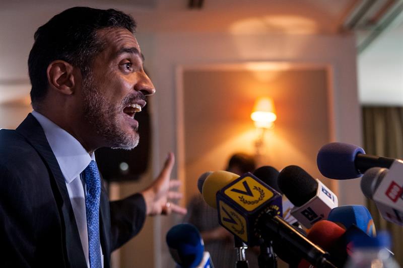 Juan Carlos Gutiérrez, abogado defensor del líder político de oposición venezolano Leopoldo López, hoy en la rueda de prensa en Caracas
