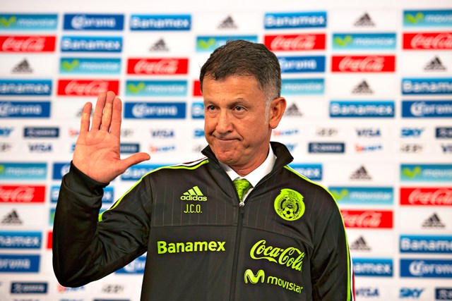 Juan Carlos Osorio posa con la chamarra del 'Tri'
