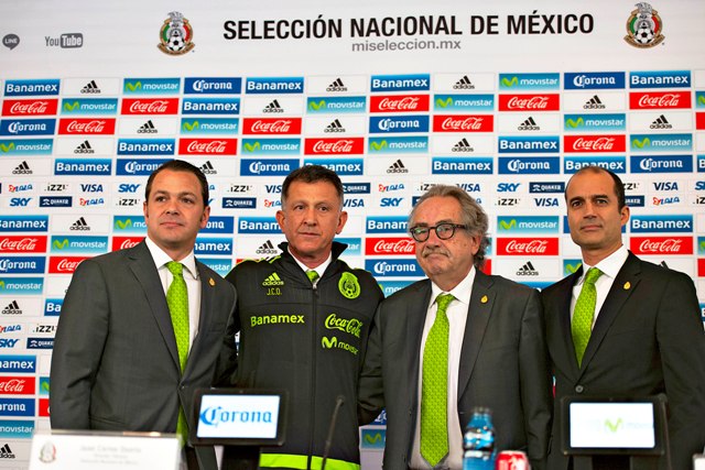 Juan Carlos Osorio posa con los directivos de la FMF