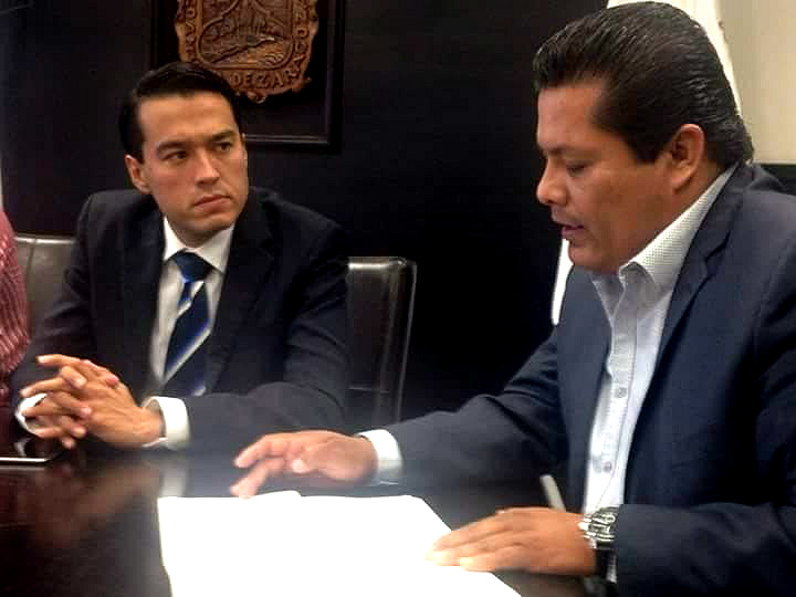 Luis Alberto Luna, presidente de la Comisión de Ecología presentó el proyecto al diputado local Javier Rodríguez.