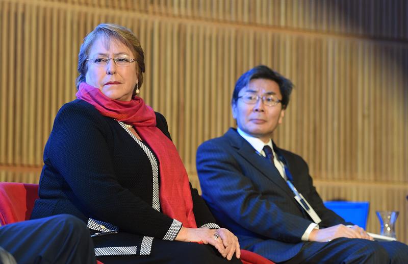 Michelle Bachelet (i), durante el lanzamiento de un programa de formación de recursos humanos con Japón hoy en Santiago de Chile