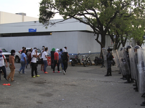 Decenas de normalistas embozados, arribaron a las instalaciones de la Fiscalía Regional de Acapulco.