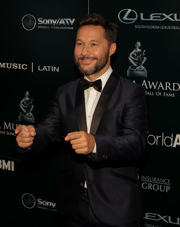 Diego Torres con un clásico atuendo en negro. 