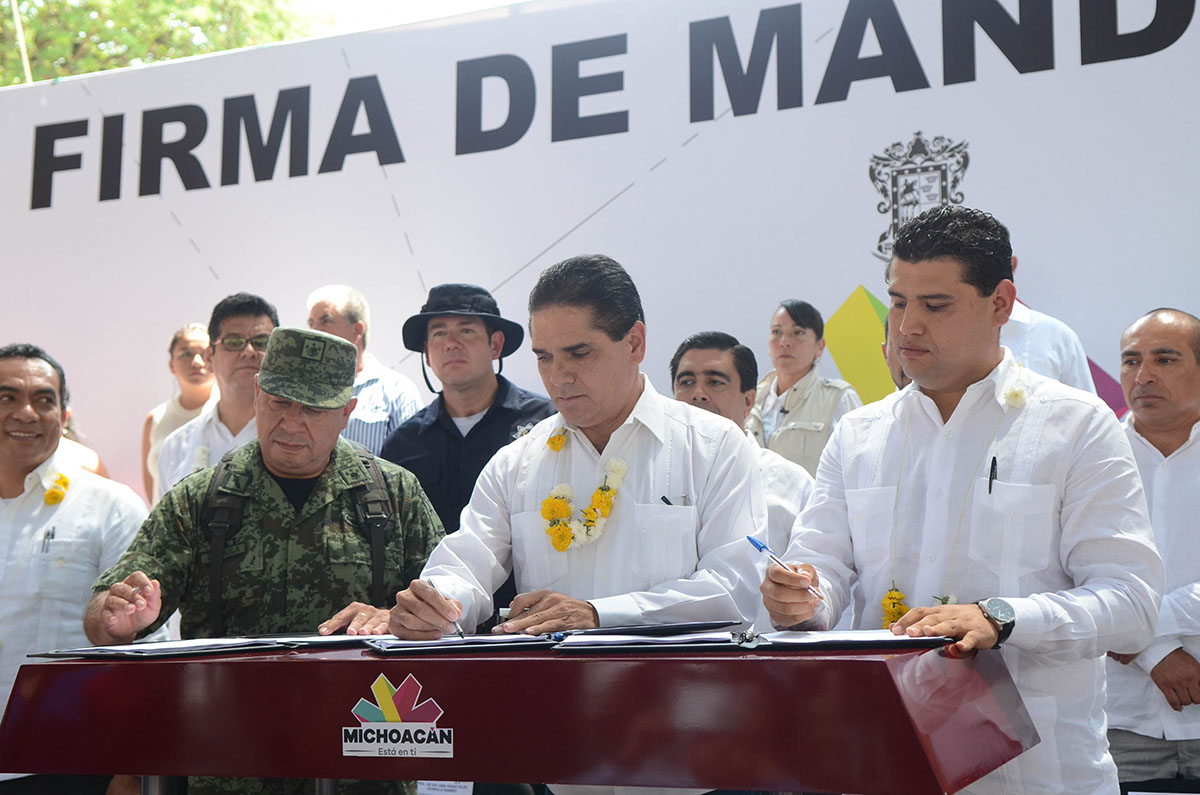El gobernador durante la firma del primer convenio en Tuzantla. 