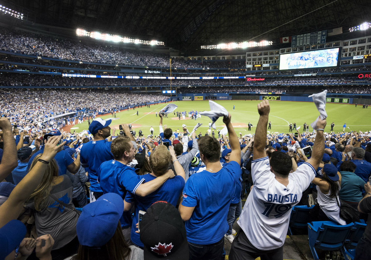 Algunos fans de Toronto lanzaron toda clase de objetos al diamante 