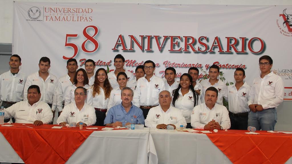 El rector Enrique Etienne encabezó la ceremonia de aniversario.