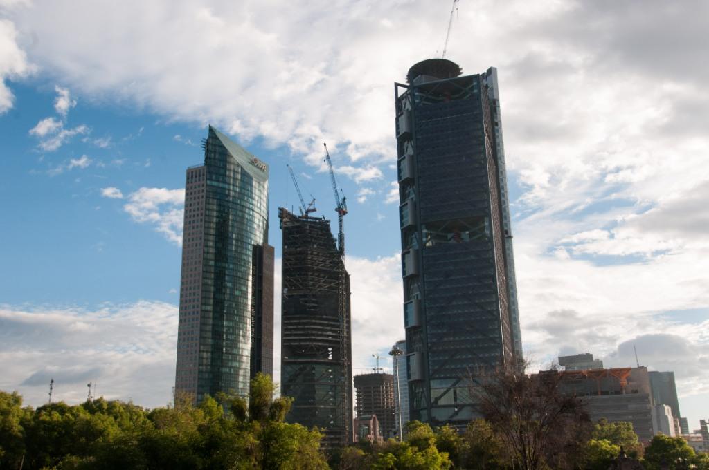 La torre Mayor, Reforma y Bancomer son los tres edificios más altos de la ciudad. 