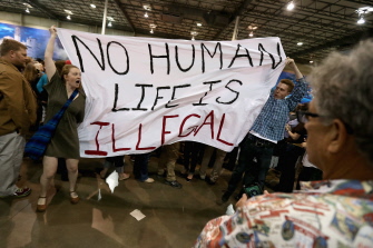 "Ninguna vida humana es ilegal", dice la pancarta de los opositores a Trump que intentaron interrumpir su mitin en Richmond, Virginia