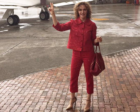 Angélica Fuentes exhibió ayer por la noche la garantía de más de un millón de pesos. 