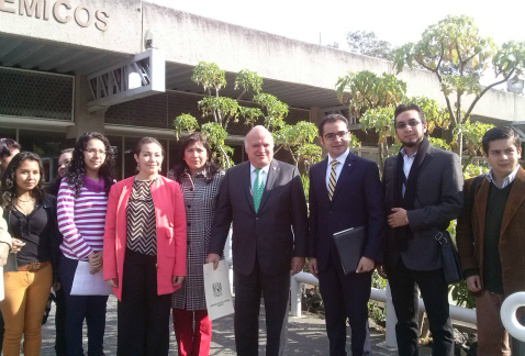 El doctor Jaime Miguel Moreno Garavilla, profesor de Derecho y miembro del Sistema Nacional de Investigadores, acompañado por estudiantes, entregó una