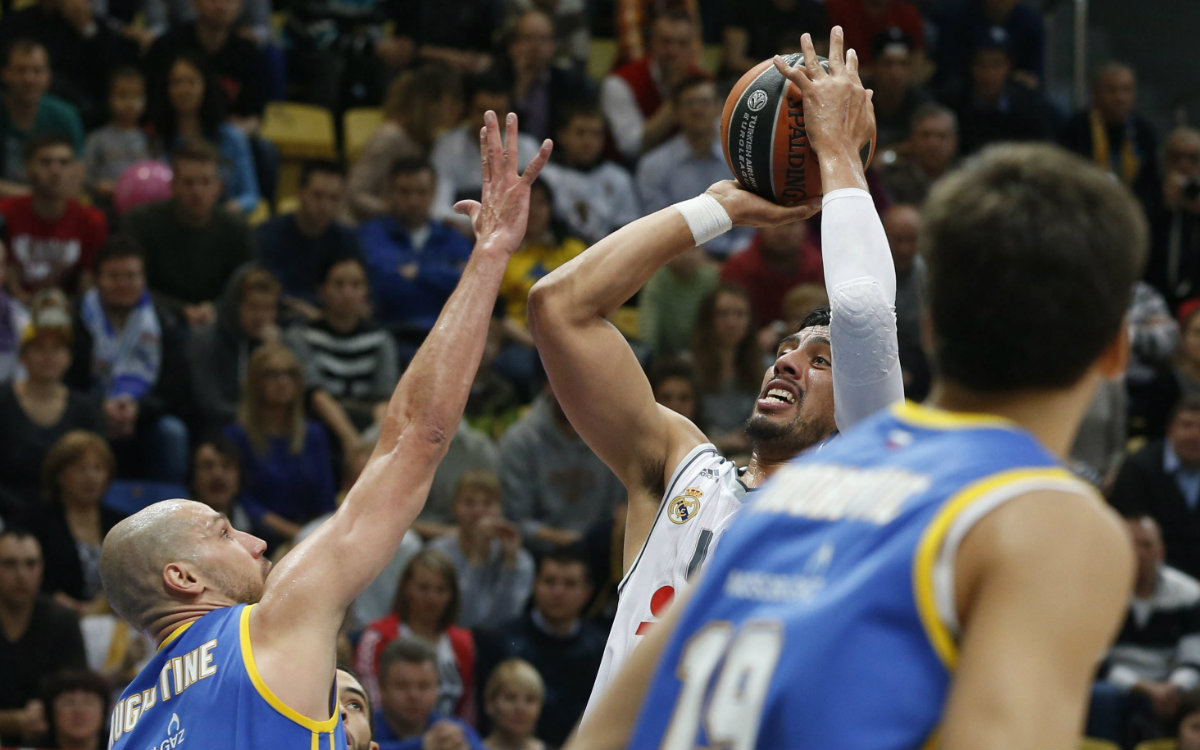 Gustavo Ayón en el duelo frente al Khimki de Moscú 