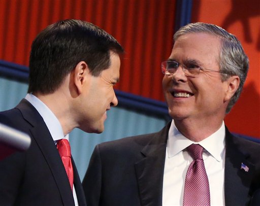 Jeb Bush habla con Marco Rubio, en una pausa del primer debate de las primarias republicanas, en Cleveland, Ohio, el pasado 6 de agosto