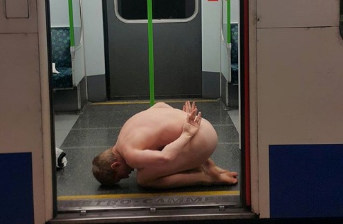 Algunas personas han llevado esta nueva forma de fotografía a los espacios públicos como el metro. 