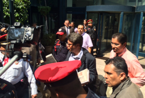 Ricardo Monreal, jefe delegacional en Cuauhtémoc, fue a la PGR a declararse culpable por presuntos delitos de los cuales lo acusa el PRD-DF. Salió 10 