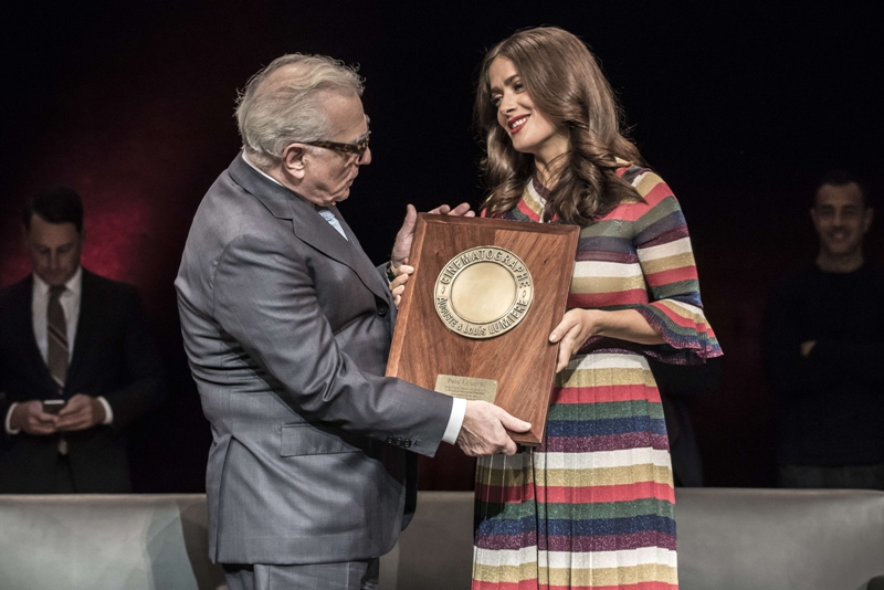 Salma Hayek entregando el premio a Martin Scorsese. 