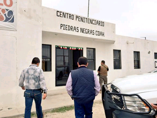 El secretario de gobierno supervisó la instalación del detector de metales en el Cereso de Piedras Negras.