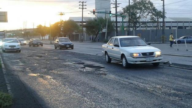 Los baches se encuentran sobre la avenida Ruiz Cortines y San Nicolas, a la altura de la colonia Victoria, en Monterrey. 