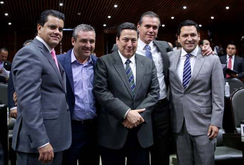Javier Caballero y los funcionarios.