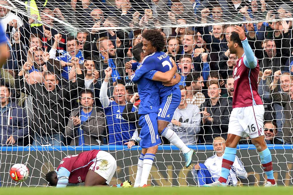 Willian y Diego Costa celebran un gol ante el Aston Villa 