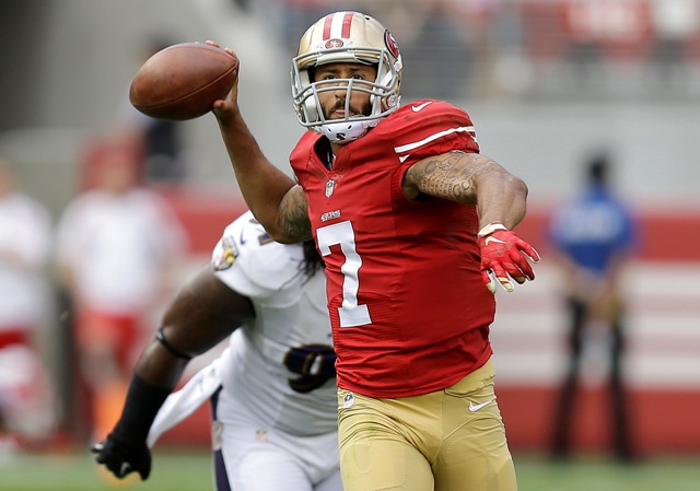 Colin Kaepernick a punto de lanzar el pase