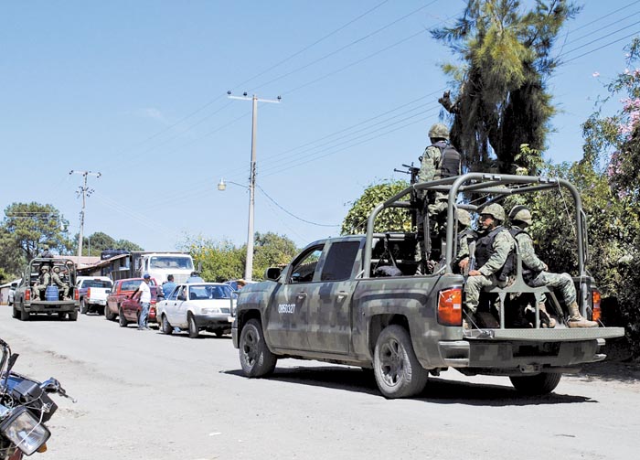 Un convoy militar recorre calles de Chichihualco, cabecera del municipio de Leonardo Bravo.