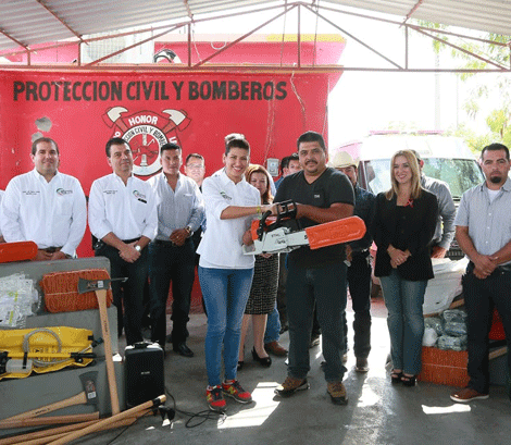 La diputada entregó el equipo a Protección Civil y Bomberos de Ciénega de Flores.